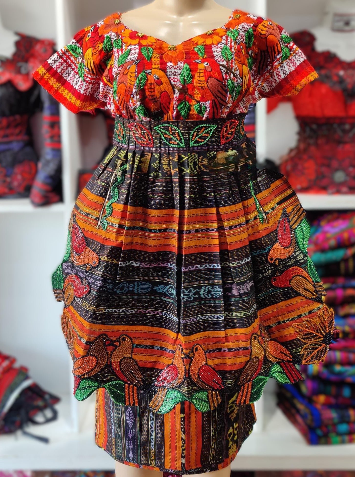 Combinación de huipil multicolor