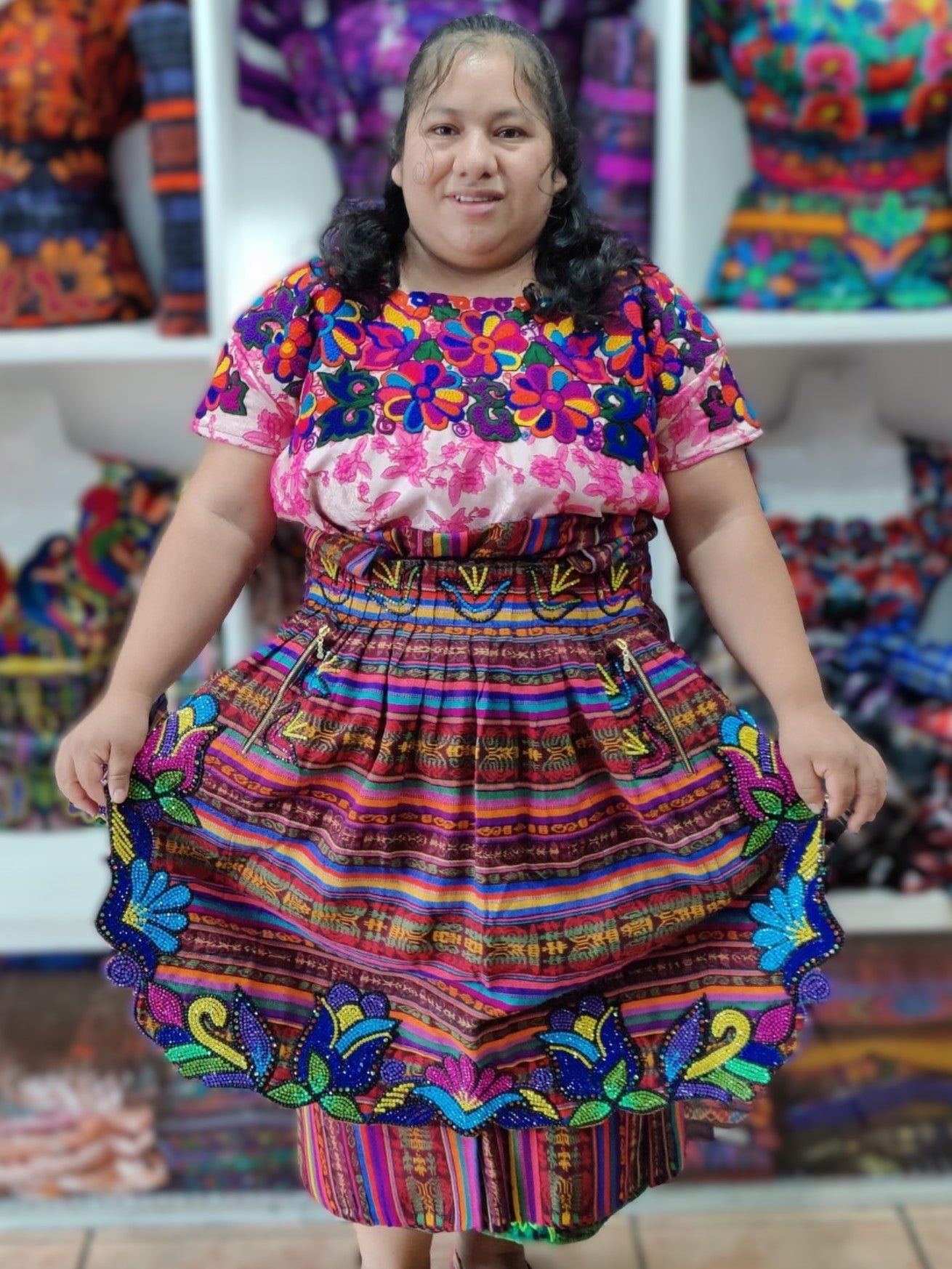Vestido en capas con flores y colores vivos